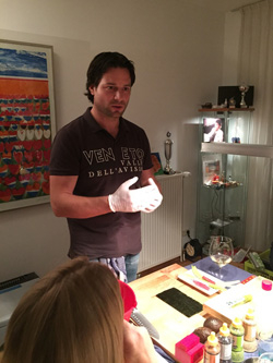 Xander Sas tijdens een sushi workshop